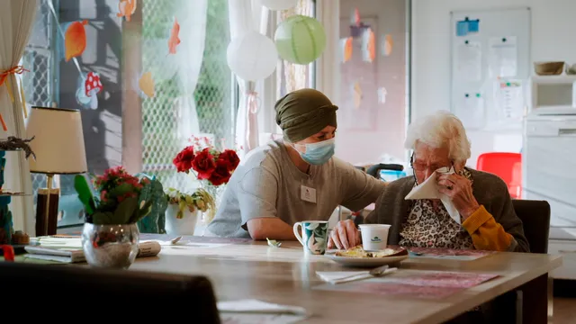 Deelnemer Iman en oudere dame