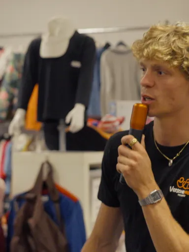 Roeland zegt iets door microfoon