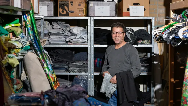 Bilal Alsaadi in het naaiatelier