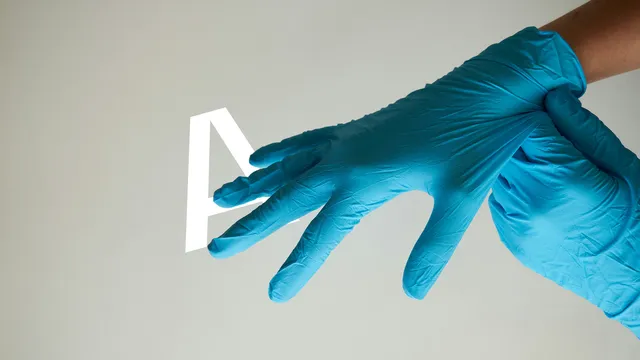 Hand met handschoen in ziekenhuis