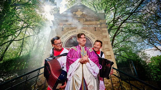 acteur Jeroen van Koningsbrugge als pastoor voor een kerk