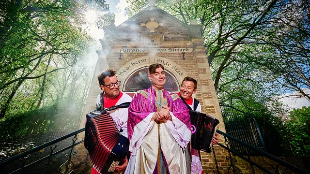 acteur Jeroen van Koningsbrugge als pastoor voor een kerk