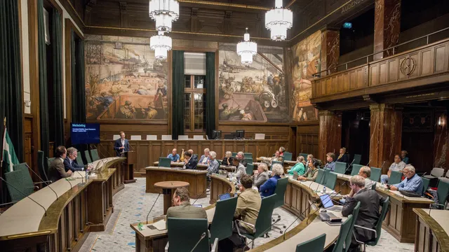 Insprekers in de raadszaal van de gemeente Rotterdam