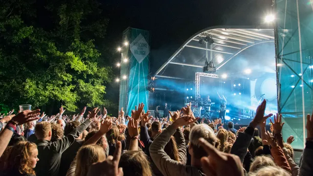 Django Django tijdens Welcome to The Village op 15 juli 2016