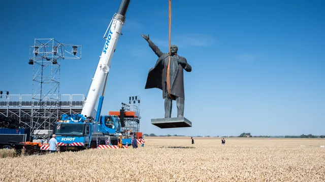 Lenin beeld boven graanveld