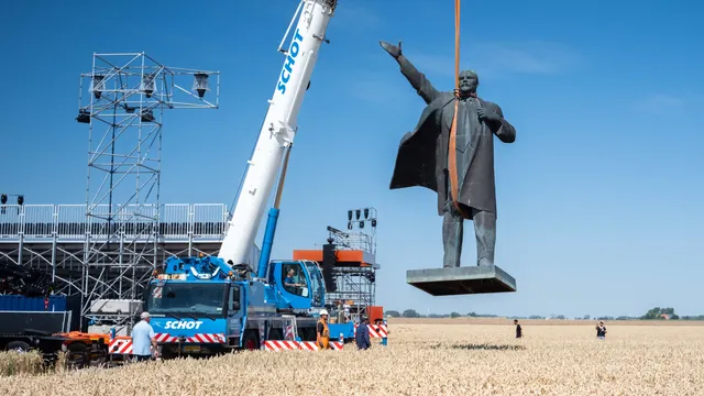Lenin beeld boven graanveld