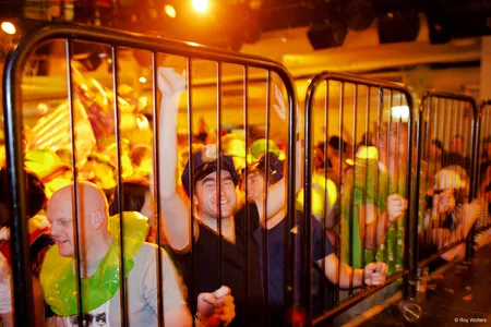 Hekken moesten voorkomen dat het podium beklommen zou worden. Tevergeefs, om half drie ging er één schaap over de dam. Kees verzocht iedereen vriendelijk om weer te vertrekken. “Achterin de zaal staan mensen die een kaartje hebben gekocht. Die kan ik nu helemaal niet zien.”