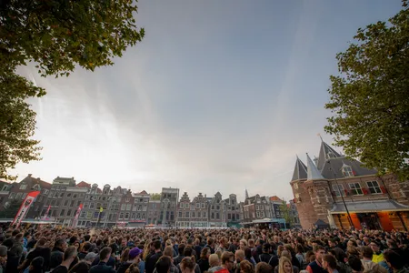 Richie Hawtin opent ADE 2017 vanuit een bloemenkraam op de Nieuwmarkt