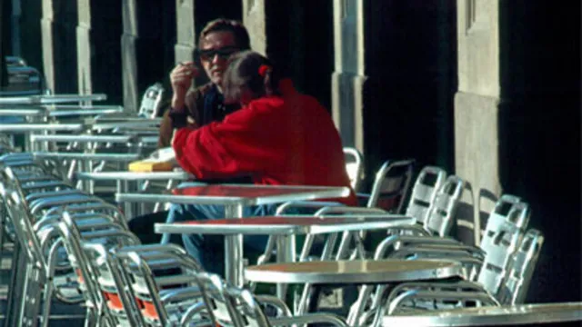 Zet twee mensen aan een tafeltje...