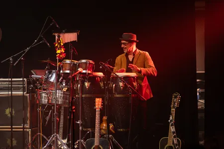 De percussionist van de band Splendid spelend tijdens een optreden in de Nobel in Leiden.