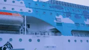 Een heel groot blauw schip.