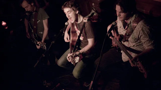 Zanger Léon van Kouwen stopt hart in ziel in de bij vlagen melancholische country van Caulfield