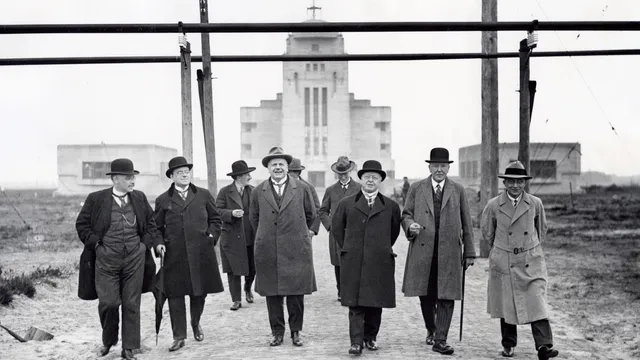 Foto radioraad voor gebouw van Radio Kootwijk