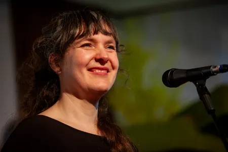 Pieternel Teekens lacht