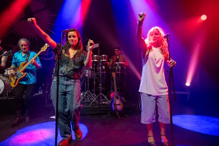 De twee zangeressen van Splendid dansen erop los tijdens het optreden