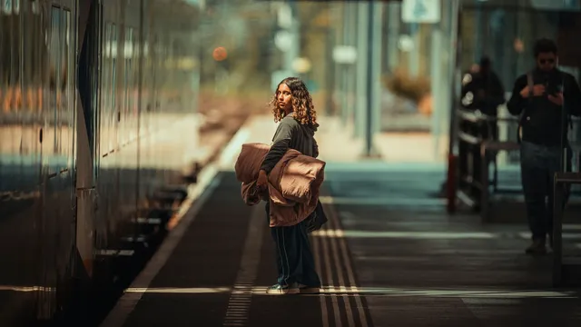 Foto Rania op treinstation in serie 'Thuiszoekers'.