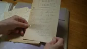 Een oud document dat vastgehouden wordt door twee handen