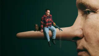 Grote close-up van een witte man met extreem lange neus; op zijn neus zitten een kleine man in rood geruit overhemd met een zaag en een kleine bruine hond, tegen een donkere achtergrond.