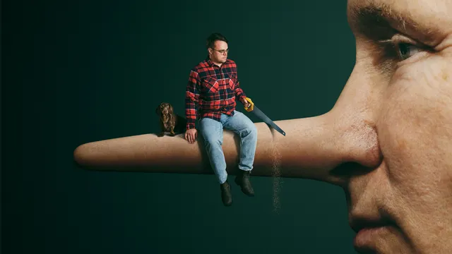 Grote close-up van een witte man met extreem lange neus; op zijn neus zitten een kleine man in rood geruit overhemd met een zaag en een kleine bruine hond, tegen een donkere achtergrond.