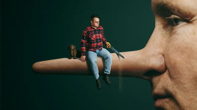 Grote close-up van een witte man met extreem lange neus; op zijn neus zitten een kleine man in rood geruit overhemd met een zaag en een kleine bruine hond, tegen een donkere achtergrond.