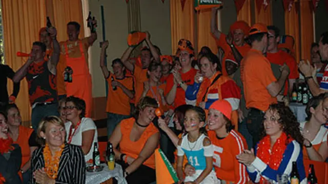 <p>Gezamenlijk voetbal kijken tijdens het Europees Kampioenschap, 2004</p>