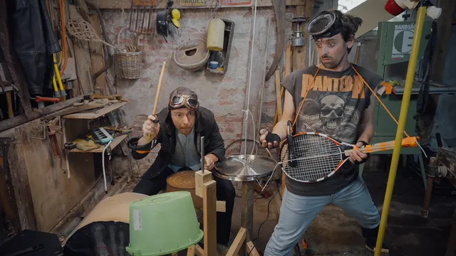 Pieter Hulst en Willem Voogd met hun handgemaakte punkband