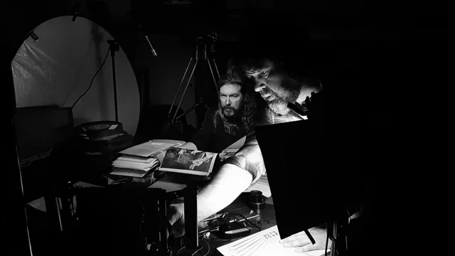 Setfoto de Propagandist. Luuk Bouwman maakt zijn documentaire De Propagandist.