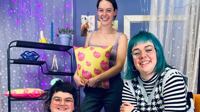 We zien de 3 makers van Kontent in het decor, achterin staat Damaris de Jong, daar linksvoor Jikke de Gruijter, en vooraan Marlijn Aarts met haar hond Tedje.