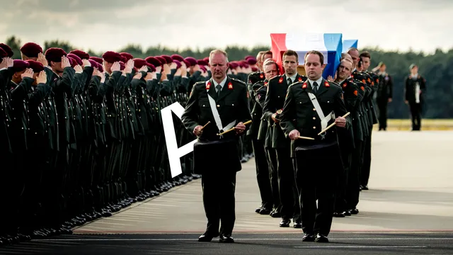 Militairen dragen de kisten met daarin de lichamen van de omgekomen 29-jarige sergeant der 1e klasse Henry Hoving en de 24-jarige korporaal Kevin Roggeveld op vliegbasis Eindhoven. De twee blauwhelmen kwamen om het leven bij een mortierschietoefening in Mali.