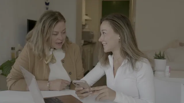 Myrthe thuis met haar moeder in gesprek