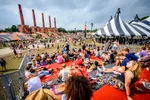 Chillen in de zon op Lowlands 2019
