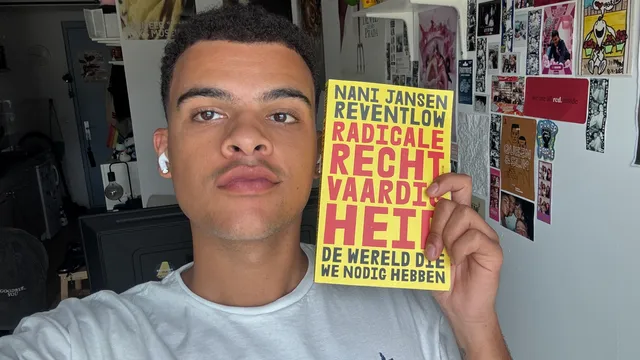 een selfie van Noah die het boek Radicale Rechtvaardigheid vast heeft.