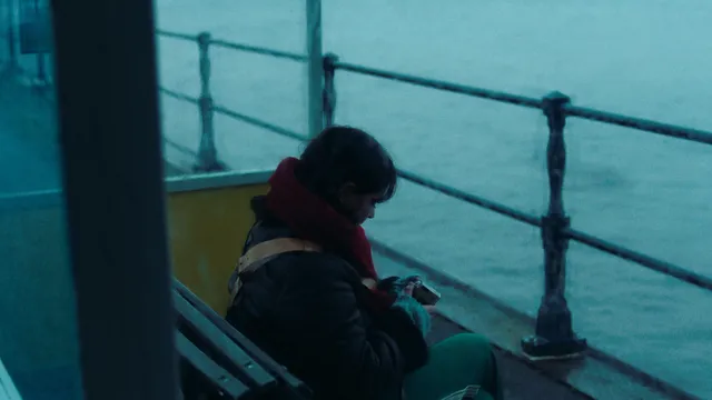 Lina alleen op een bankje