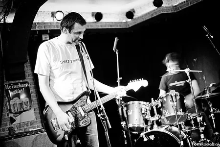 Donné en Desirée: Terwijl de drummer bijna op alles slaat wat maar enigszins lawaai maakt, is de gitarist bezig om naast en tegen zijn versterker aan de boel aan te vullen. Tussen de nummers door worden er vage grapjes gemaakt, dit maakt het bevreemdende spektakel compleet.