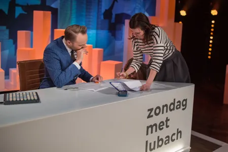 Eindredacteur Janine Abbring komt Arjen vertellen wat hij allemaal fout doet