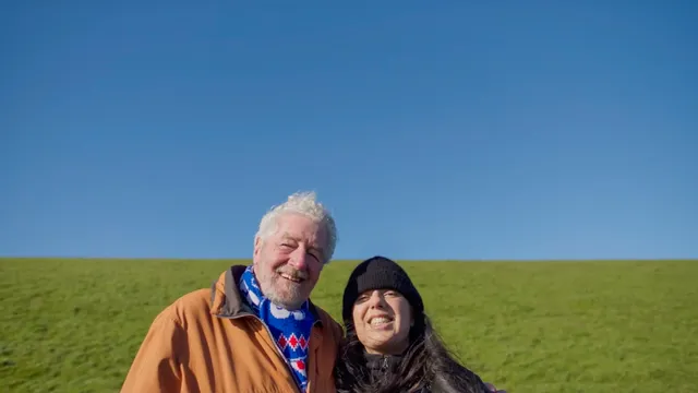 Tina en Auke op de dijk.