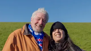 Tina en Auke op de dijk.