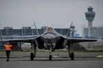 Een F-35 op het platform tijdens een oefening bij Schiphol