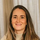 Portretfoto Sara Vegt, een witte vrouw met donkerblond haar.