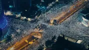 Demonstratie in Tel Aviv te zien vanuit de lucht. Duizenden mensen staan op straat.