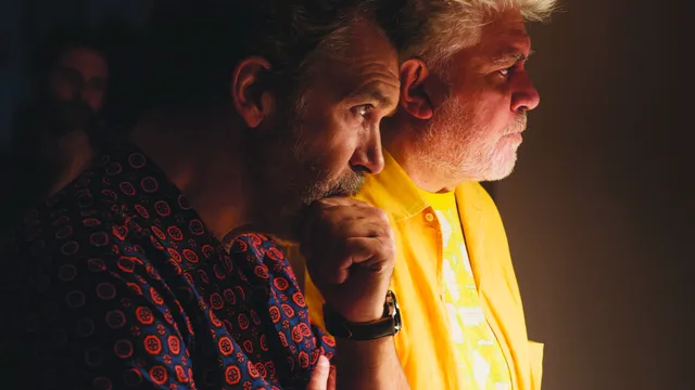 Pedro Almodóvar en Antonio Banderas in Pain and Glory (2019).