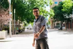 vrolijke foto van DJ Santos liggend