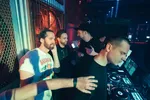 In de dj booth komen we Maceo Plex tegen. Eén van zijn label artiesten speelt op dat moment.