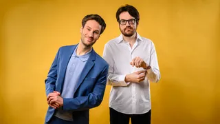 Persbeeld van seizoen 7 van Plakshot foto van presentator Roel Maalderink en zijn broer Jos.