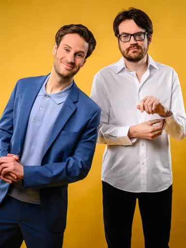 Persbeeld van seizoen 7 van Plakshot foto van presentator Roel Maalderink en zijn broer Jos.