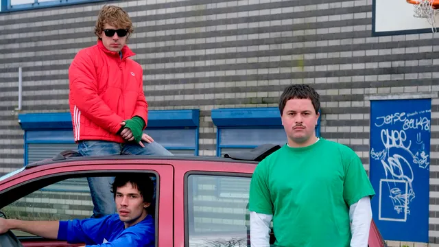 De jongens van parker fans staan om een auto heen