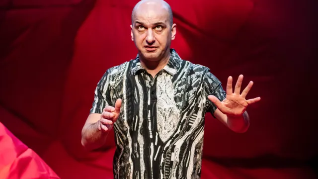 Sadettin Kirmiziyüz tijdens zijn voorstelling Monumentaal