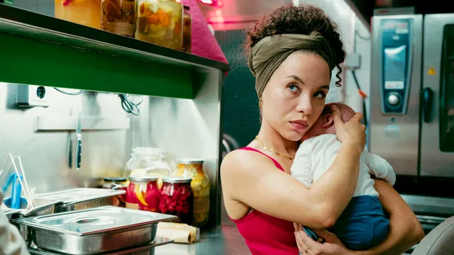 hr-fernsehen DIE ZWEIFLERS (4), Fernsehserie, Deutschland 2024, Regie: Anja Marquardt, am Mittwoch (27.08.25) um 23:00 Uhr.
Restaurantbetreiberin Saba (Saffron Marni Coomber) steht auch mit Baby in der Küche.
© HR/Degeto/HR/Turbokultur/Elliott Kreyenberg, honorarfrei - Verwendung gemäß der AGB im engen inhaltlichen, redaktionellen Zusammenhang mit genannter HR-Sendung bei Nennung "Bild: HR/Degeto/HR/Turbokultur/Elliott Kreyenberg" (S2+). HR/Pressestelle, Tel: 069/155-4954