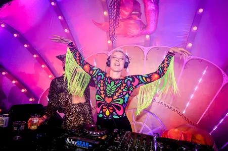 De DJ in de Adonis op Lowlands 2019