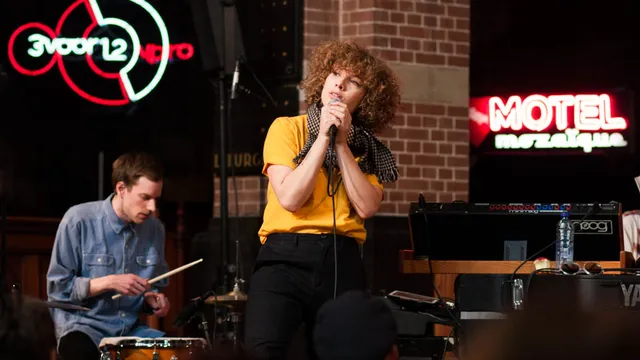 Amanda Bergman in sessie op Motel Mozaïque 2016